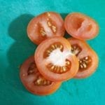 Snijplank met plakjes tomaat