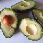 Avocado halveren en in stukjes snijden