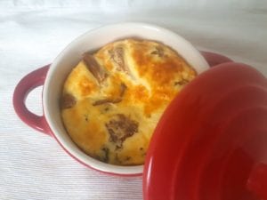 Rood pannetje met frittata met cantharellen