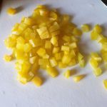 Gele paprika in stukjes snijden