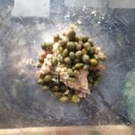 Beker van een staafblender met tonijn, kappertjes en peper en zout