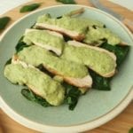 Houten bord met groen bord met keto kip tonnato