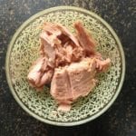 Kommetje met stukken tonijn uit blik