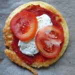 Keto pizza bodem met mozzarella en tomaat
