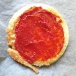 Mini pizza met een laagje tomatenpuree
