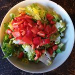 Kleurrijke salade met pijnboompitten
