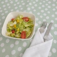 knapperige salade met avocado en gele paprika