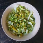 Knapperige salade met gele paprika en avocado