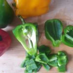 Houten snijplank met in stukken gesneden groene paprika