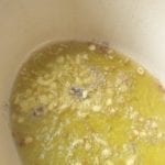 Braadpan met olijfolie, ansjovis en knoflook