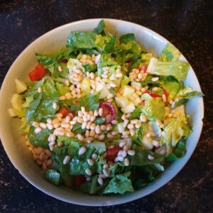 Salade met geroosterde pijnboompitten