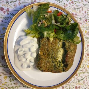 Spinazie frittata met salade en creme fraiche dip