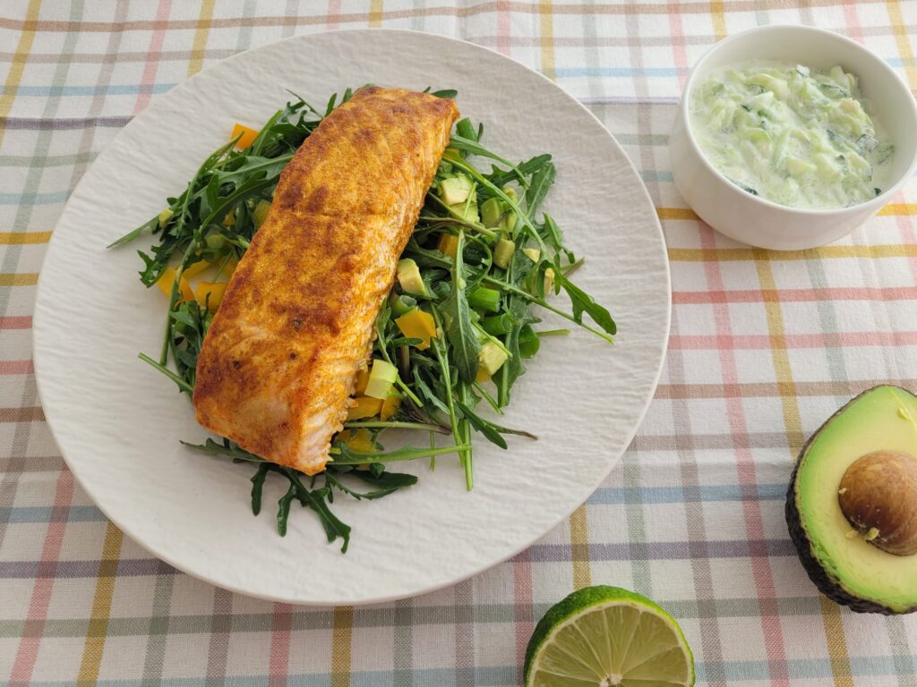 Tandoori zalm met komkommer dip en knapperige salade