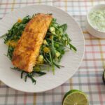 Tandoori zalm met komkommer dip en knapperige salade