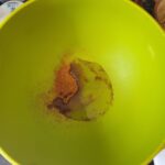 Tandoori zalm met komkommer dip en knapperige salade