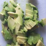 snij de avocado in stukjes