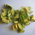 avocado in blokjes snijden
