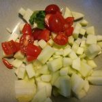 tomaatjes en komkommer in stukjes snijden