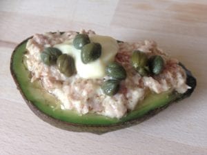 Heel keto: gevulde avocado met tonijnmayonaise en kappertjes
