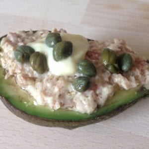 Heel keto: gevulde avocado met tonijnmayonaise en kappertjes