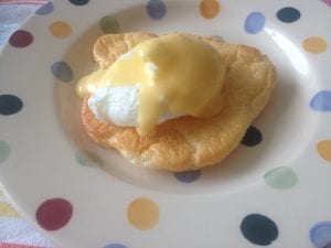 Keto Oopsie broodje met gepocheert ei en Hollandaise saus