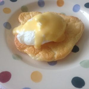 Keto Oopsie broodje met gepocheert ei en Hollandaise saus