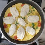 Leg de plakjes mozzarella op de omelet