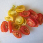 Snij de cherry tomaatjes in plakjes