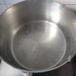 Pan met kokend water en azijn