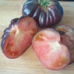 Houten snijplank met plakken tomaat