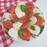 Caprese in de kleuren van de Italiaanse vlag met tomaten, mozzarella en basilicum