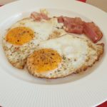 Gebakken eieren met ontbijtspek (4:3)