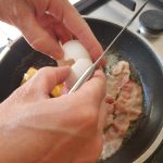 breek de eieren door met een mes een tik op het midden van het ei te geven. Breek het ei dan voorzichtig open.