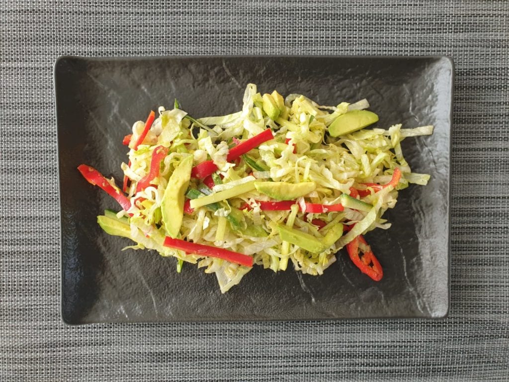 Zwarte schaal met kleurrijke Aziatische salade