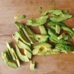 Houten snijplank met staafjes avocado