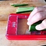 Mandoline om reepjes komkommer mee te snijden