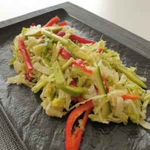 Zwarte schaal met Aziatische salade