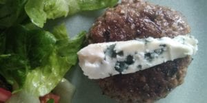 Keto lunch: hamburger met rocquefort