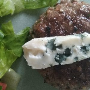 Keto lunch: hamburger met rocquefort