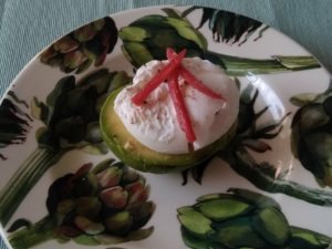 Bordje met een avocado gevuld met een gepocheerd ei