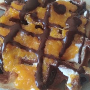 Lekkere keto wafel met slagroom en mandarijnenjam