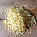Houten plank met geraspte kaas