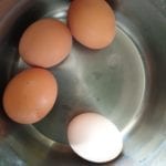 eieren in een pan met kokend water leggen
