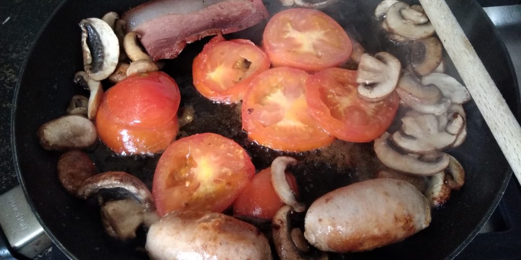 Heel keto: gebakken worstjes, tomaten. champignons en natuurlijk spek