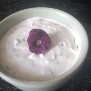 Deze keto bieslook creme fraiche dip is lekker bij keto aardappeltjes