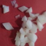 keto nasi: Knoflook en ui schoonmaken en in stukjes snijden