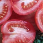 Steeltjes uit de tomaten snijden