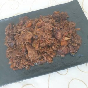 Beef Bourguignon op zwart bord