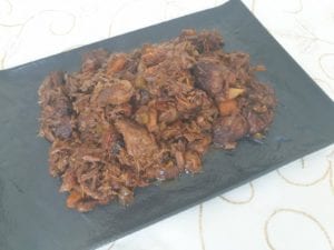 Beef Bourguignon op zwart bord