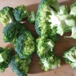 Houten snijplank met broccoli roosjes